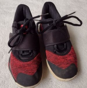 Boys Nikes size 12